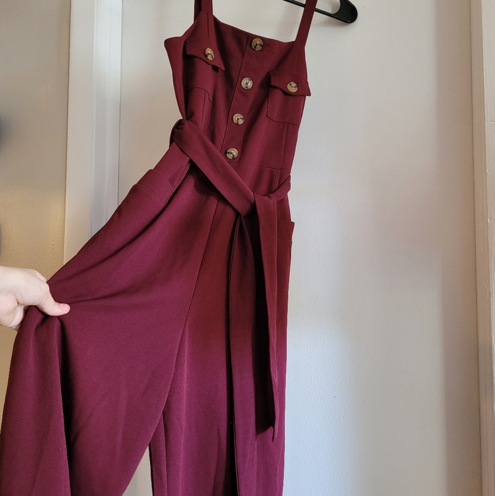 Chic Burgundy Wide-Leg Jumpsuit with Sleeveless Design and Fitted Bodice